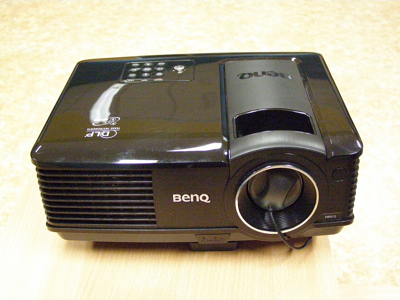 Vidéoprojecteur portable Nebula projetant un film en extérieur